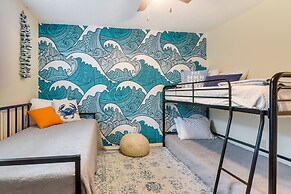 Galveston Getaway w/ Hot Tub: Near Beach!