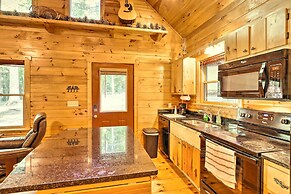 Charming Murphy Cabin w/ Porch - Near Hiking!