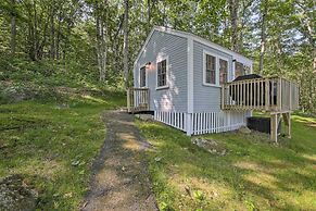 Lush Edgecomb Studio Cottage w/ Fire Table!