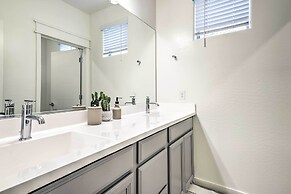 6 Mi to Dtwn Chandler: Newly Built Townhome