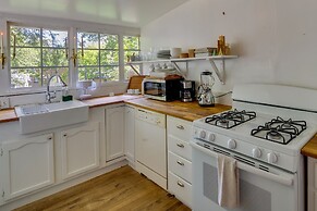 Charming Home < 2 Mi to Downtown Hendersonville!