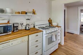 Charming Home < 2 Mi to Downtown Hendersonville!