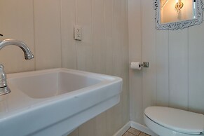 Charming Home < 2 Mi to Downtown Hendersonville!