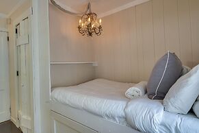 Charming Home < 2 Mi to Downtown Hendersonville!