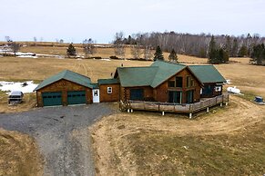 Family-friendly Troy Getaway With Furnished Deck!