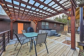 Cozy Holiday Island Home: Hot Tub + Chiminea!