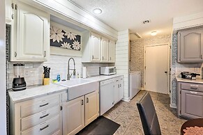 Cozy Holiday Island Home: Hot Tub + Chiminea!