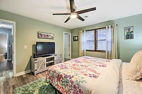 Cozy Holiday Island Home: Hot Tub + Chiminea!