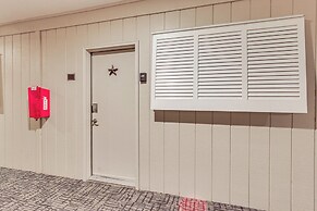 Pool & Beach Access: Hilton Head Coastal Condo