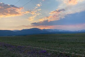Chic Fairplay Cabin With Deck & Mountain Views!