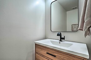 Private Pool, Gas Grill: Chic Glendale Home!