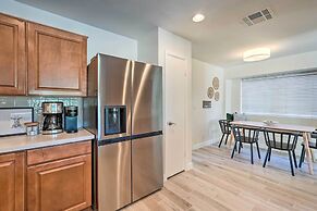 Private Pool, Gas Grill: Chic Glendale Home!