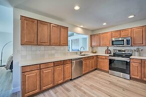 Private Pool, Gas Grill: Chic Glendale Home!