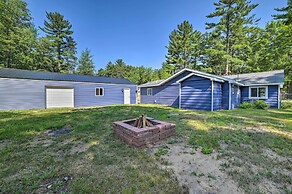 Prudenville Retreat w/ Yard ~ 1 Mi to Lake!