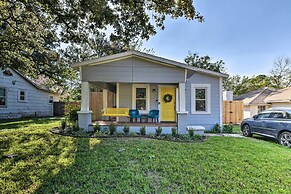 1 Mi to Uta: Arlington Elm Cottage w/ Fenced Yard
