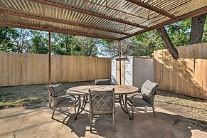 1 Mi to Uta: Arlington Elm Cottage w/ Fenced Yard