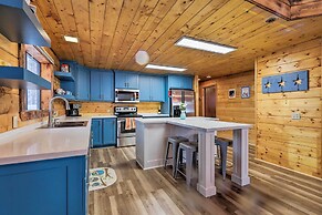 Furnished Deck: Cabin in Coconino National Forest