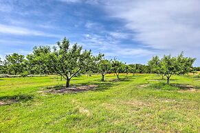 Charming Cameron Farm Retreat ~ 41 Mi to Tamu