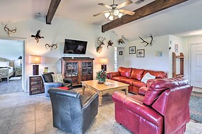 Charming Cameron Farm Retreat ~ 41 Mi to Tamu