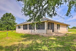 Charming Cameron Farm Retreat ~ 41 Mi to Tamu