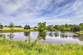 Charming Cameron Farm Retreat ~ 41 Mi to Tamu