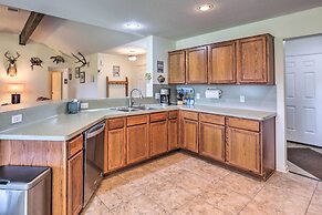 Charming Cameron Farm Retreat ~ 41 Mi to Tamu