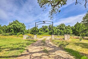 Charming Cameron Farm Retreat ~ 41 Mi to Tamu