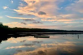 Cozy Poconos Ranch Home w/ Pool Access, Near Lake!