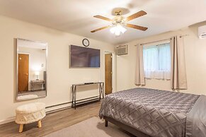 Cozy Poconos Ranch Home w/ Pool Access, Near Lake!