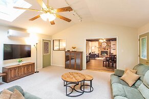 Cozy Poconos Ranch Home w/ Pool Access, Near Lake!