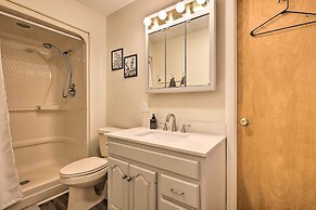 Cozy Poconos Ranch Home w/ Pool Access, Near Lake!