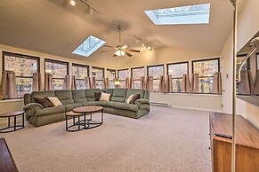 Cozy Poconos Ranch Home w/ Pool Access, Near Lake!