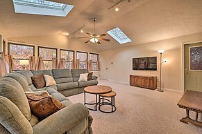 Cozy Poconos Ranch Home w/ Pool Access, Near Lake!