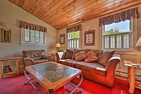 Cozy Apt w/ Hot Tub & Deck, 10 Mi to Stowe Resort!