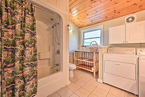 Cozy Apt w/ Hot Tub & Deck, 10 Mi to Stowe Resort!