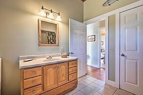 Cozy Apt w/ Hot Tub & Deck, 10 Mi to Stowe Resort!