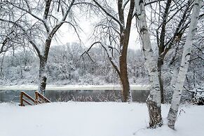 Riverfront Retreat ~ 4 Mi to Downtown Milwaukee!