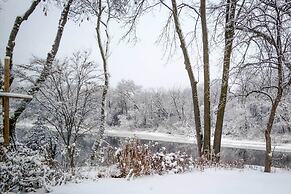 Riverfront Retreat ~ 4 Mi to Downtown Milwaukee!