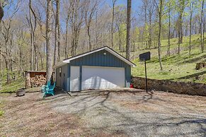 Mountaintop Mars Hill Cabin w/ Wraparound Deck!