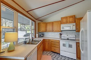 Mountaintop Mars Hill Cabin w/ Wraparound Deck!