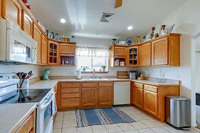 Flagstaff Home w/ Hot Tub & Mountain Views