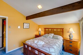 Bromley Mountain Escape w/ 2 Balconies: Hike & Ski