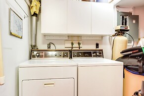 Deck & Boat Dock: Lakefront Getaway in Camdenton