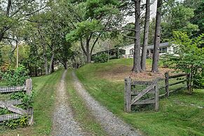 Idyllic Manor Farm Cottage: 3 Mi to Chambers Lake!