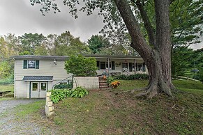 Idyllic Manor Farm Cottage: 3 Mi to Chambers Lake!