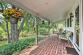 Idyllic Manor Farm Cottage: 3 Mi to Chambers Lake!