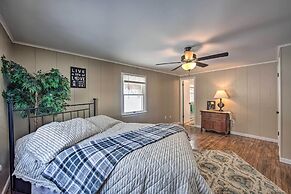 Idyllic Manor Farm Cottage: 3 Mi to Chambers Lake!