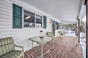 Idyllic Manor Farm Cottage: 3 Mi to Chambers Lake!