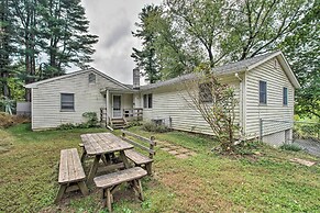 Idyllic Manor Farm Cottage: 3 Mi to Chambers Lake!