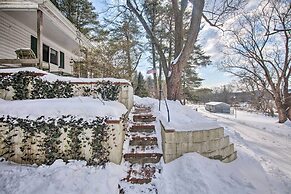 Idyllic Manor Farm Cottage: 3 Mi to Chambers Lake!